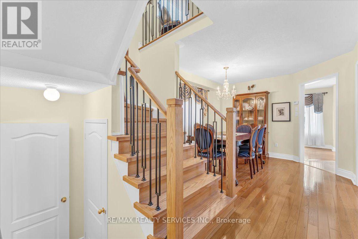 49 Tanglemere Crescent, Brampton, Ontario  L7A 1R8 - Photo 9 - W13694912