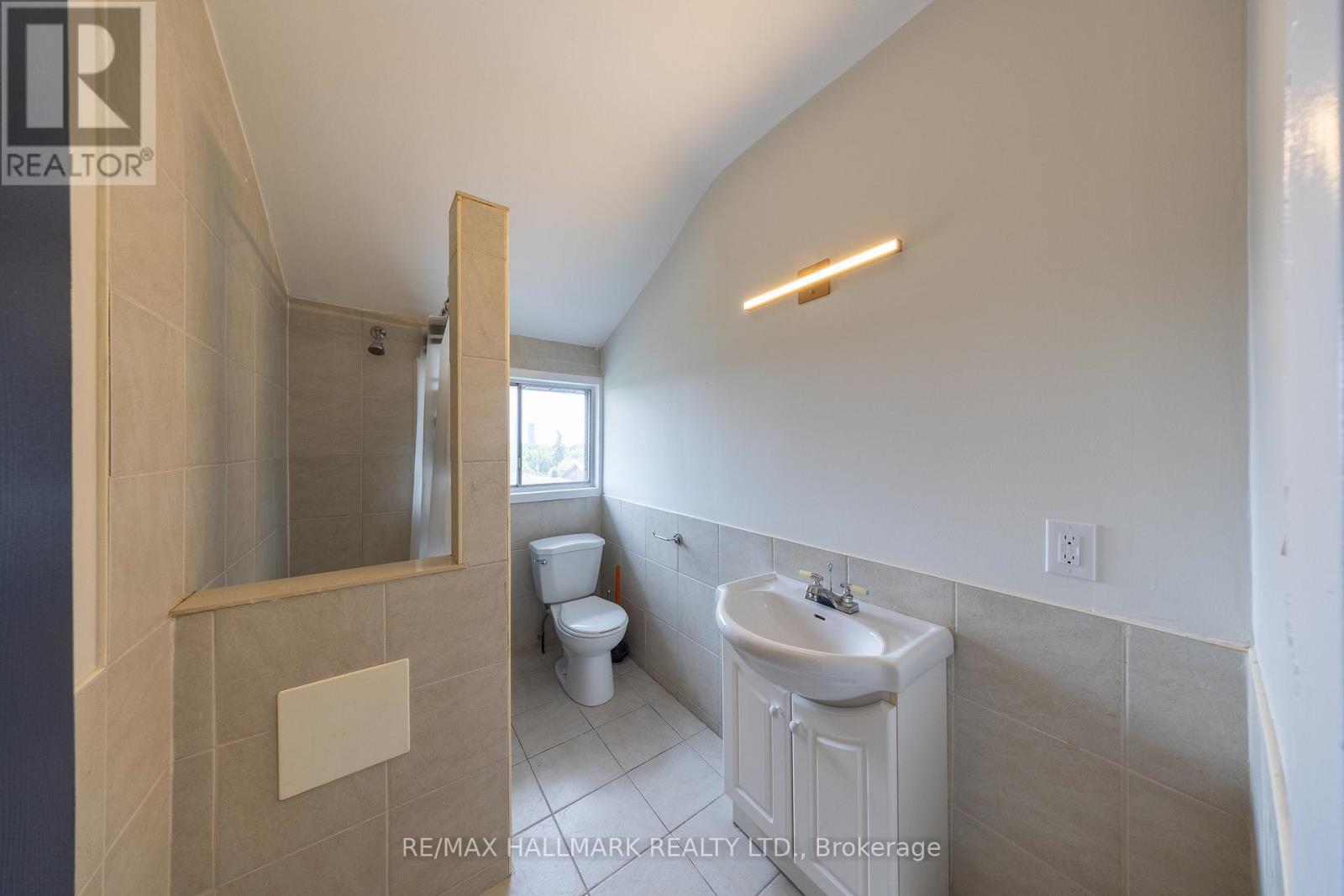 Upper - 1366 Davenport Road, Toronto, Ontario  M6H 2G9 - Photo 8 - W13694938