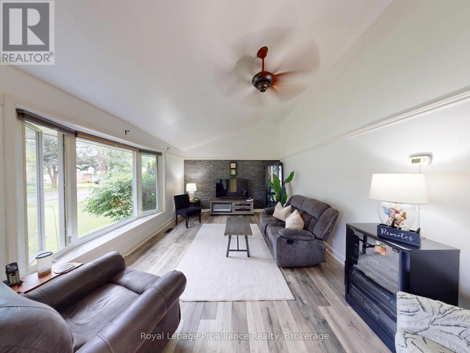 32 Glen Road, Belleville, Ontario  K8P 4G1 - Photo 4 - X13695056