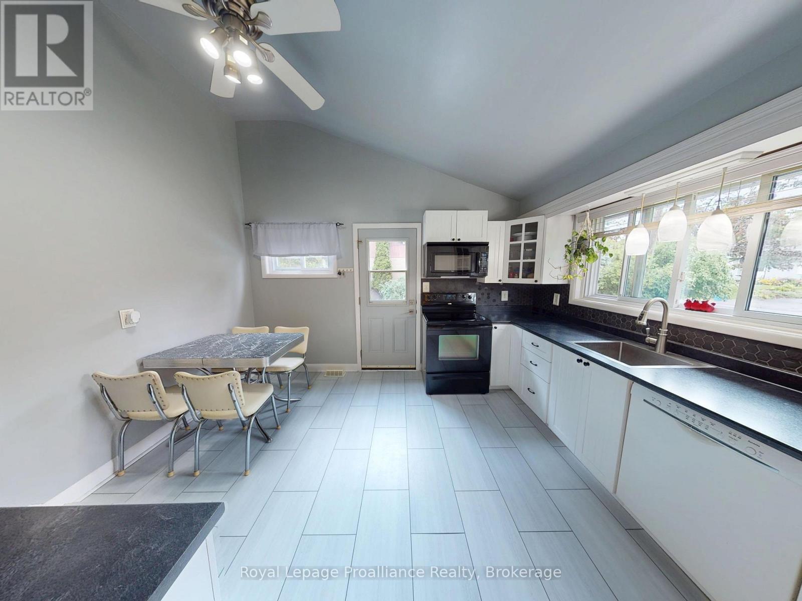 32 Glen Road, Belleville, Ontario  K8P 4G1 - Photo 6 - X13695056