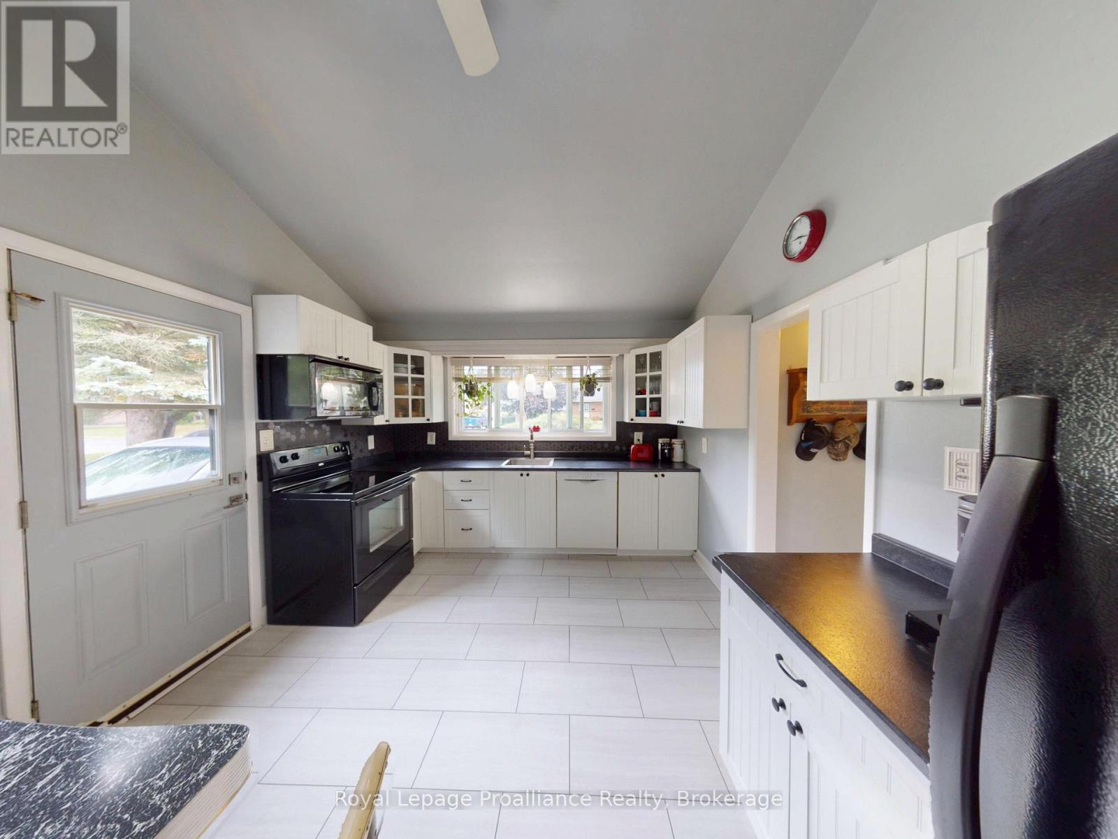 32 Glen Road, Belleville, Ontario  K8P 4G1 - Photo 7 - X13695056
