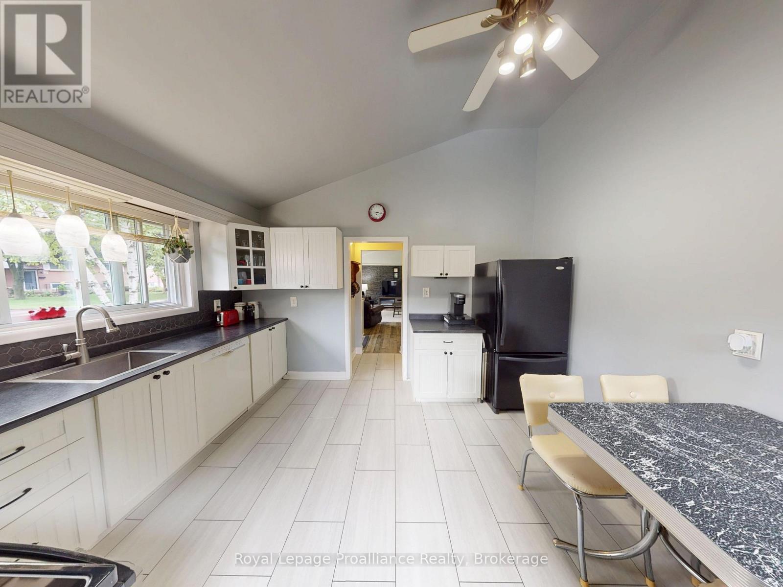 32 Glen Road, Belleville, Ontario  K8P 4G1 - Photo 8 - X13695056