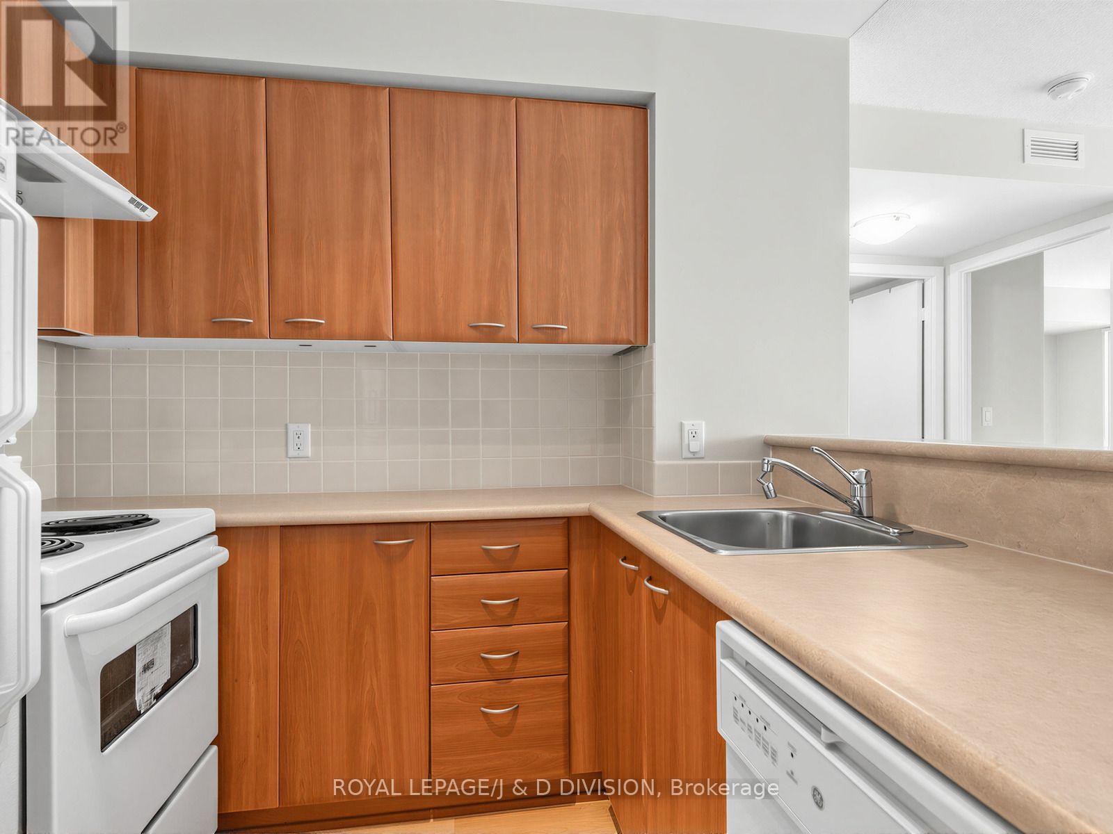 3002 - 38 Lee Centre Drive, Toronto, Ontario  M1H 3J7 - Photo 9 - E13695198