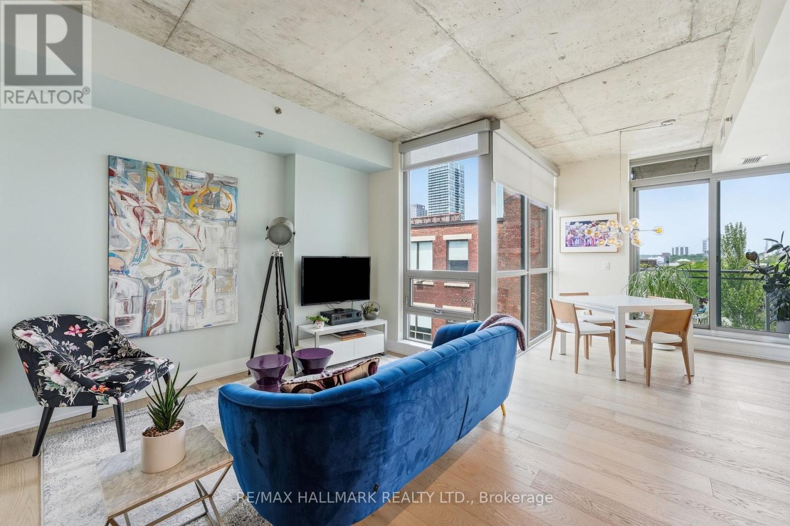 <div class="slider-price">$619,900</div><p>602 - 630 Queen Street E, Toronto, Ontario</p>