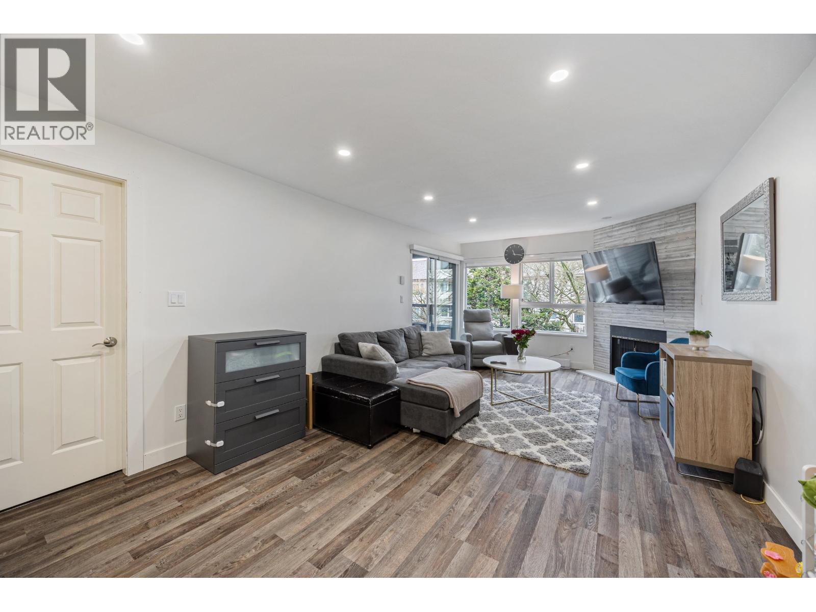 205 7465 Sandborne Avenue, Burnaby, British Columbia  V3N 4W7 - Photo 4 - R3157316