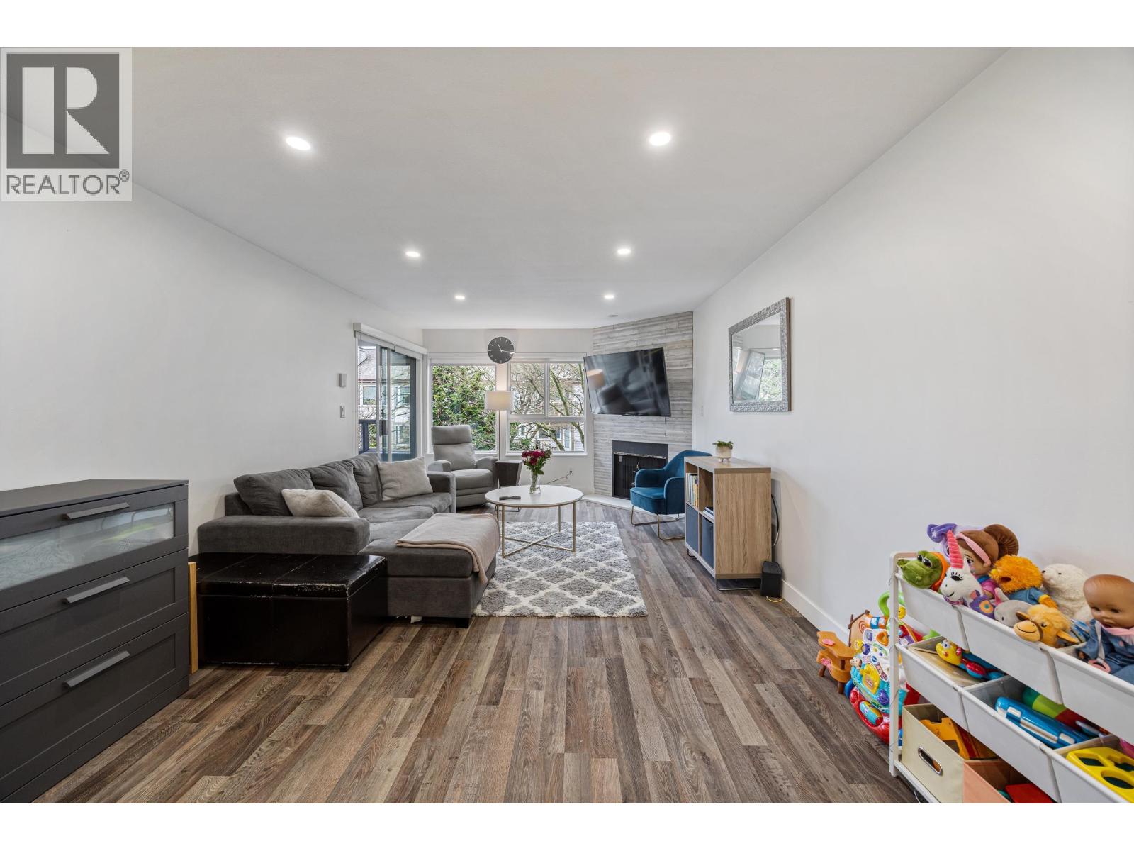 205 7465 Sandborne Avenue, Burnaby, British Columbia  V3N 4W7 - Photo 3 - R3157316