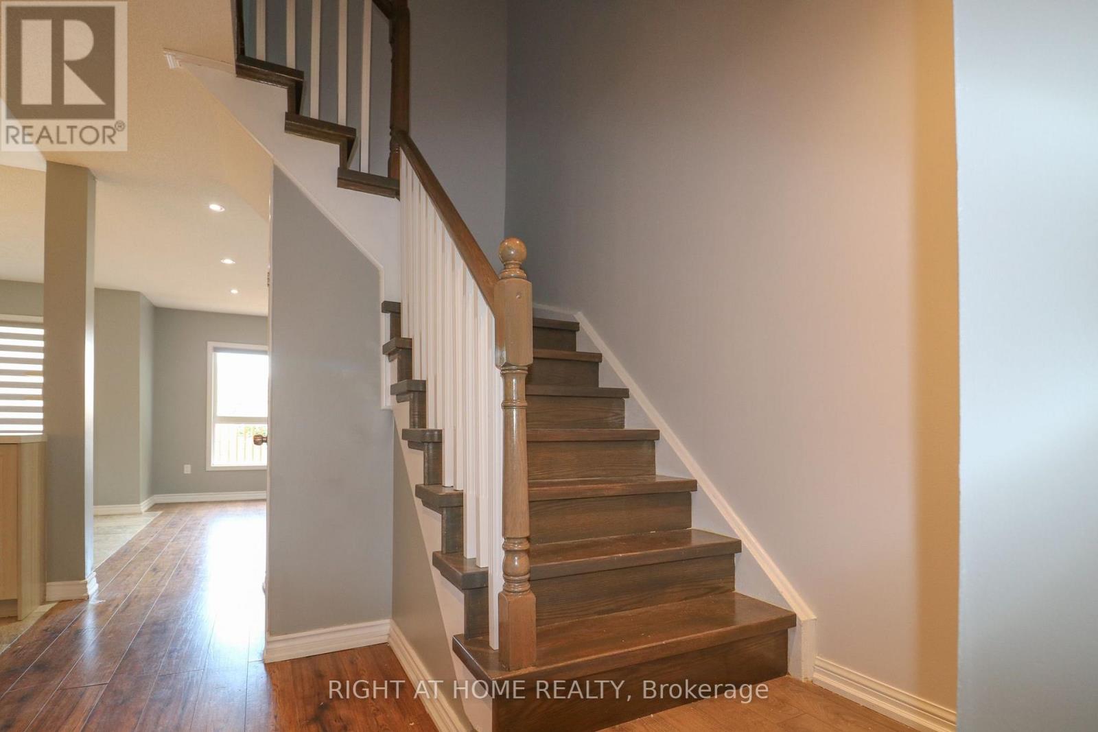 497 Ainsworth Drive E, Newmarket, Ontario  L3Y 8R6 - Photo 2 - N13695156