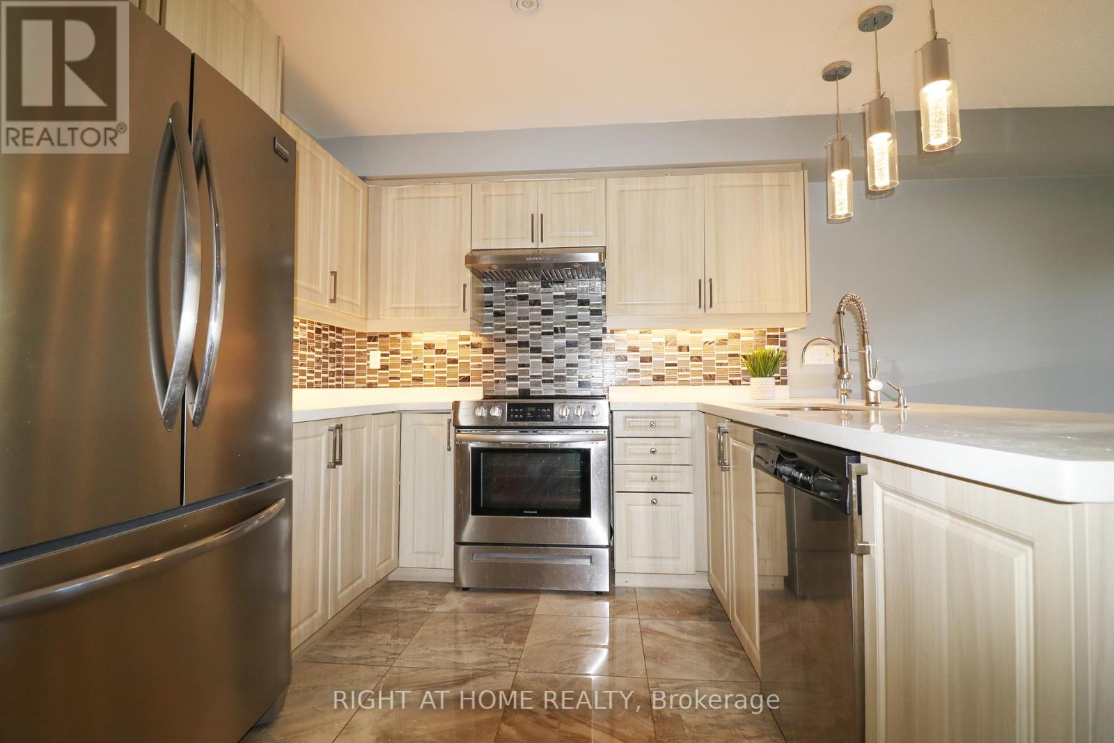 497 Ainsworth Drive E, Newmarket, Ontario  L3Y 8R6 - Photo 4 - N13695156