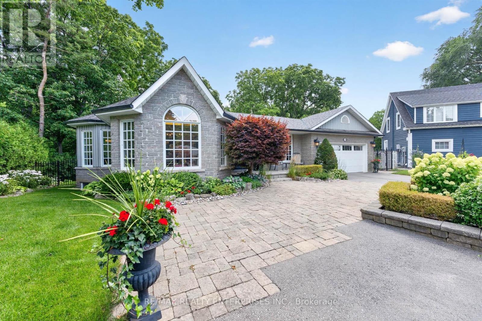 11 CHRISTMAN COURT Markham (Markham Village) Ontario Canada L3P3C7 3