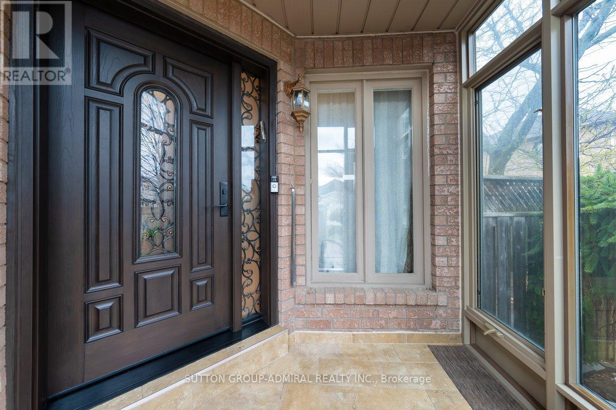 126 Redondo Drive E, Vaughan, Ontario  L4J 7S5 - Photo 3 - N13695262