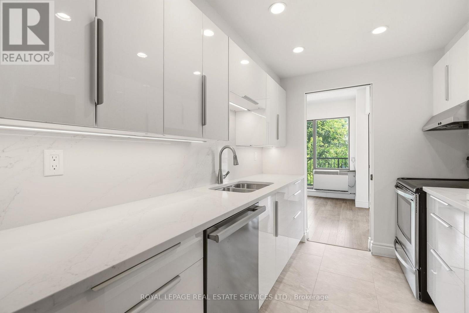 301 - 162 Reynolds Street, Oakville, Ontario  L6J 3K9 - Photo 4 - W13695024