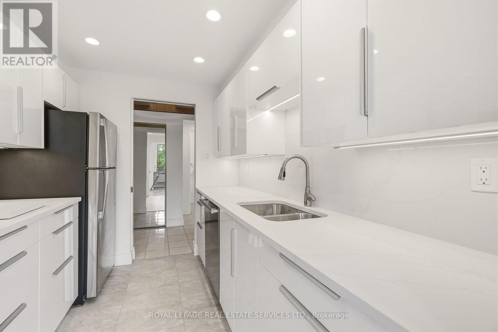 301 - 162 Reynolds Street, Oakville, Ontario  L6J 3K9 - Photo 5 - W13695024