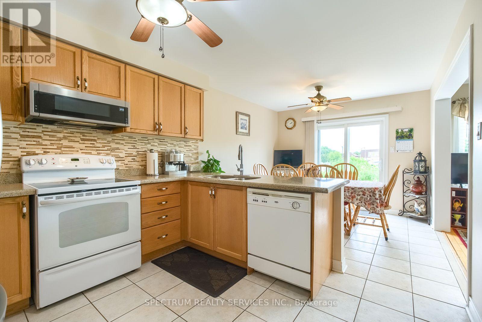 8 Sweet Briar Lane, Brampton, Ontario  L6Z 4V3 - Photo 17 - W13695080