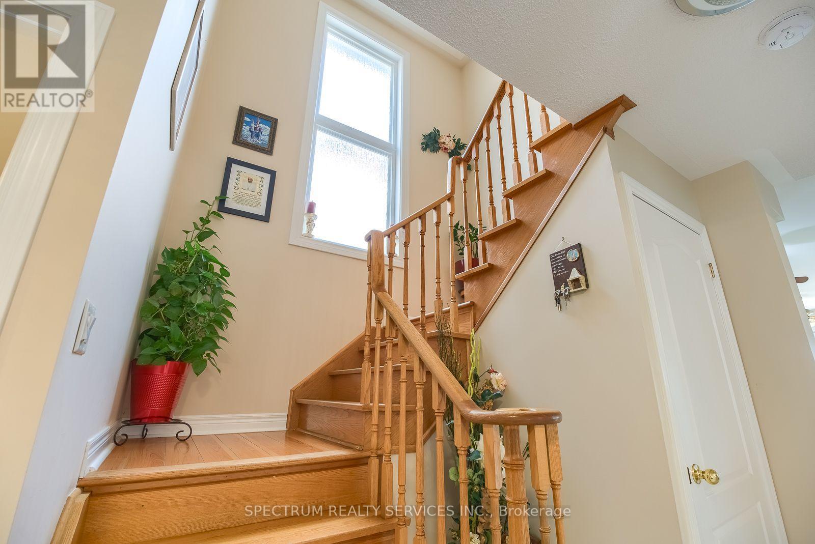 8 Sweet Briar Lane, Brampton, Ontario  L6Z 4V3 - Photo 22 - W13695080
