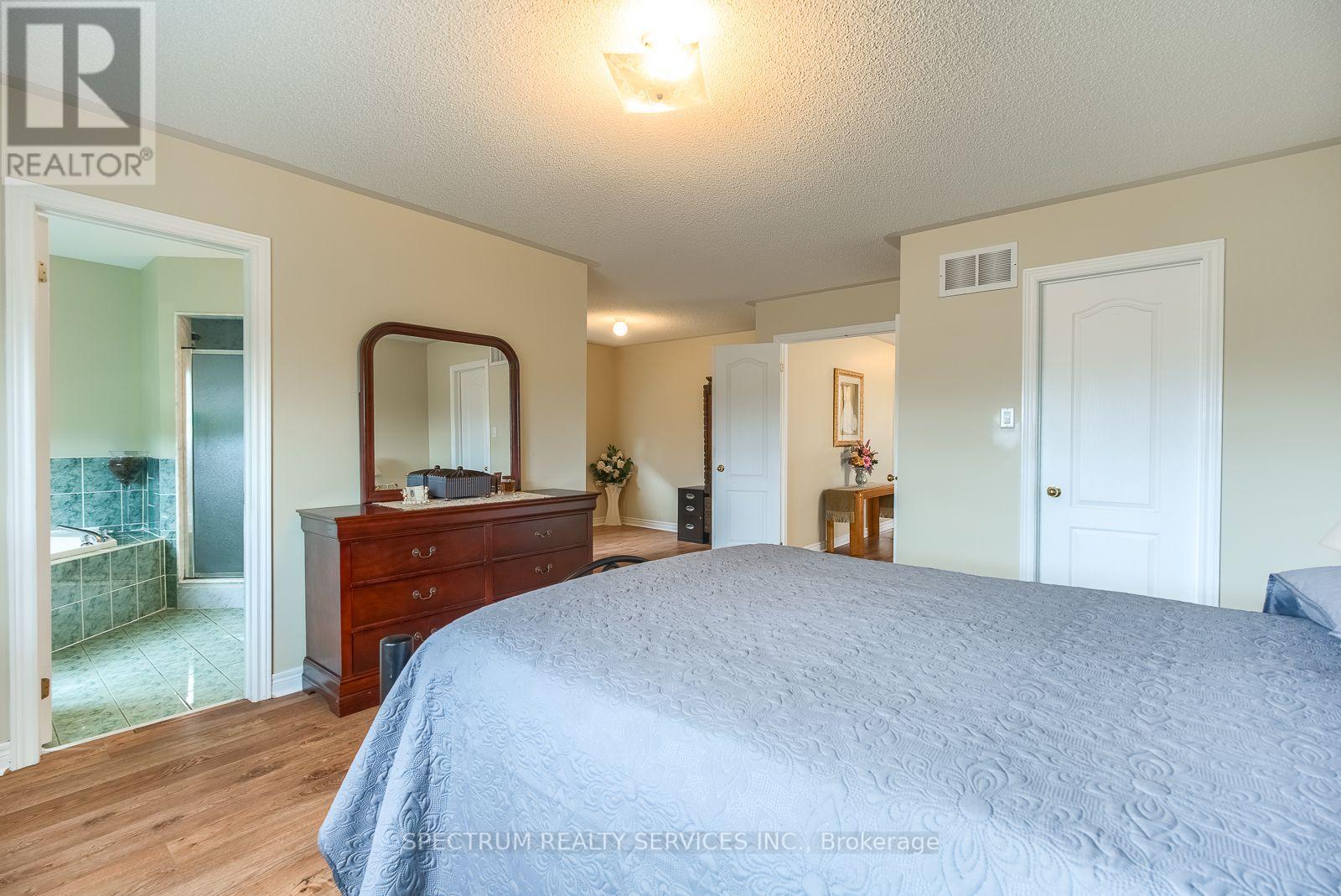 8 Sweet Briar Lane, Brampton, Ontario  L6Z 4V3 - Photo 25 - W13695080