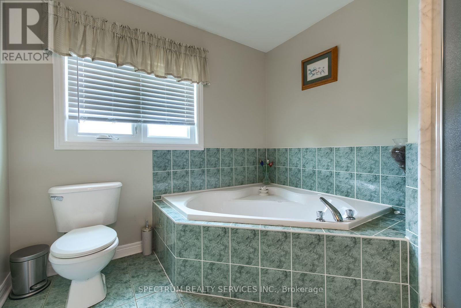 8 Sweet Briar Lane, Brampton, Ontario  L6Z 4V3 - Photo 29 - W13695080