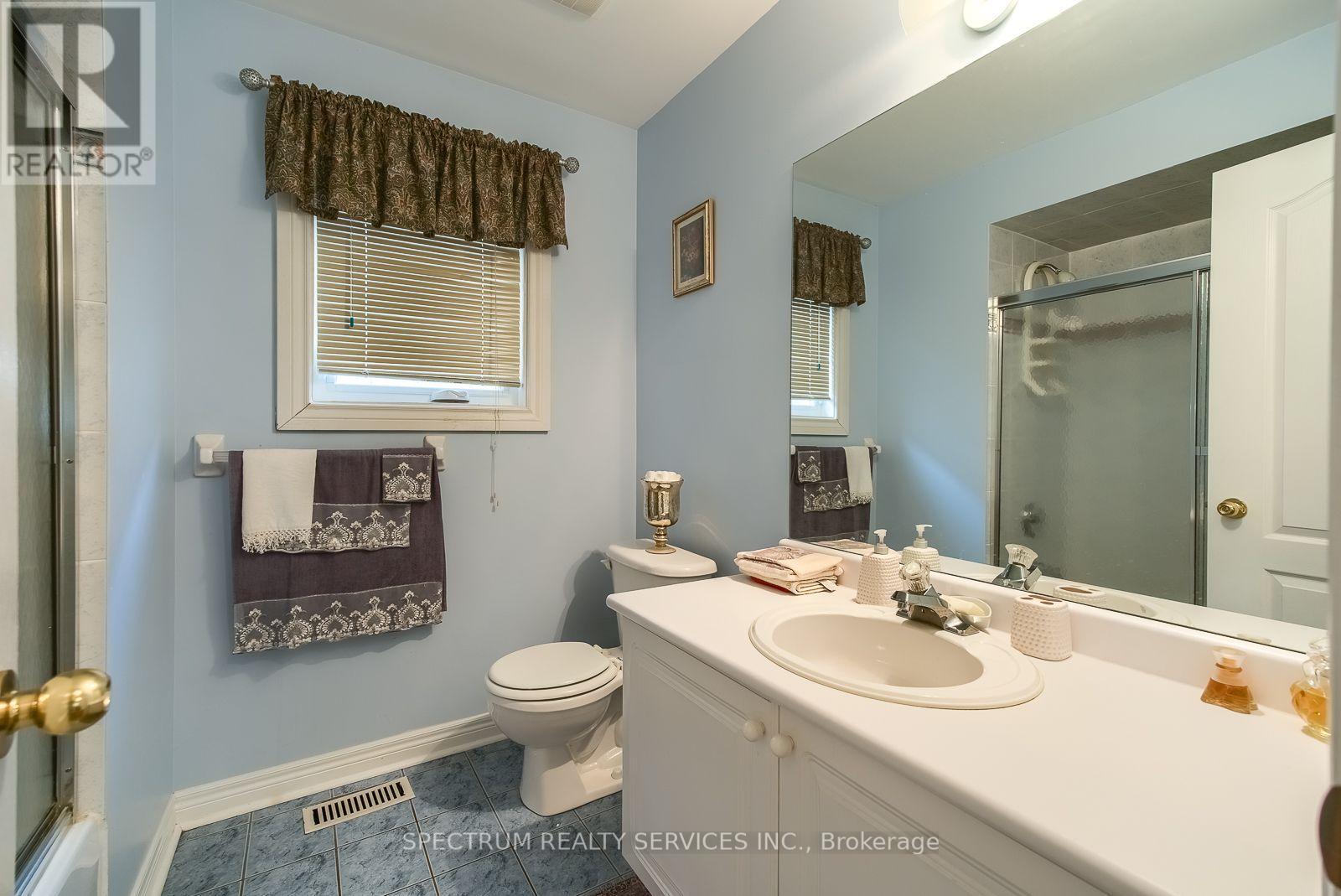 8 Sweet Briar Lane, Brampton, Ontario  L6Z 4V3 - Photo 35 - W13695080