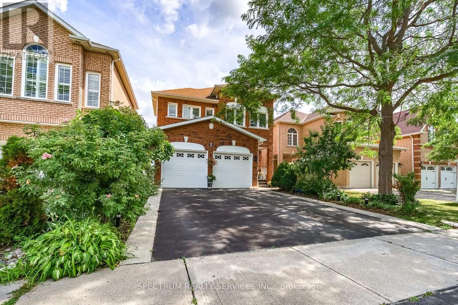 8 Sweet Briar Lane, Brampton, Ontario  L6Z 4V3 - Photo 4 - W13695080