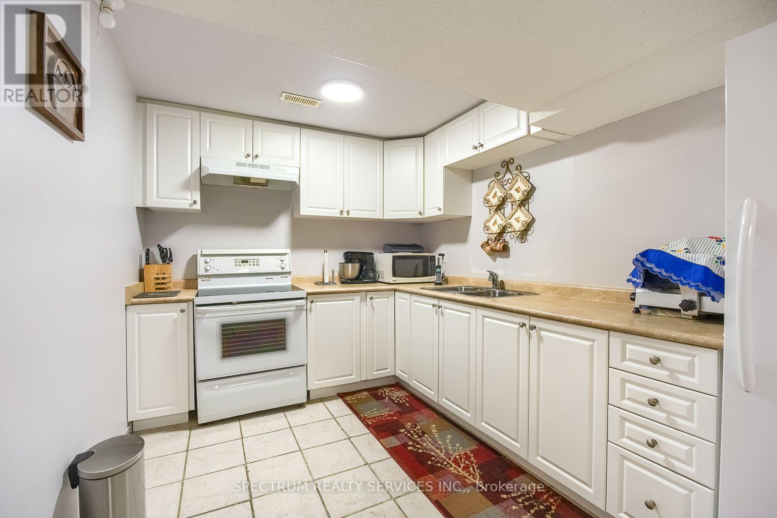 8 Sweet Briar Lane, Brampton, Ontario  L6Z 4V3 - Photo 40 - W13695080