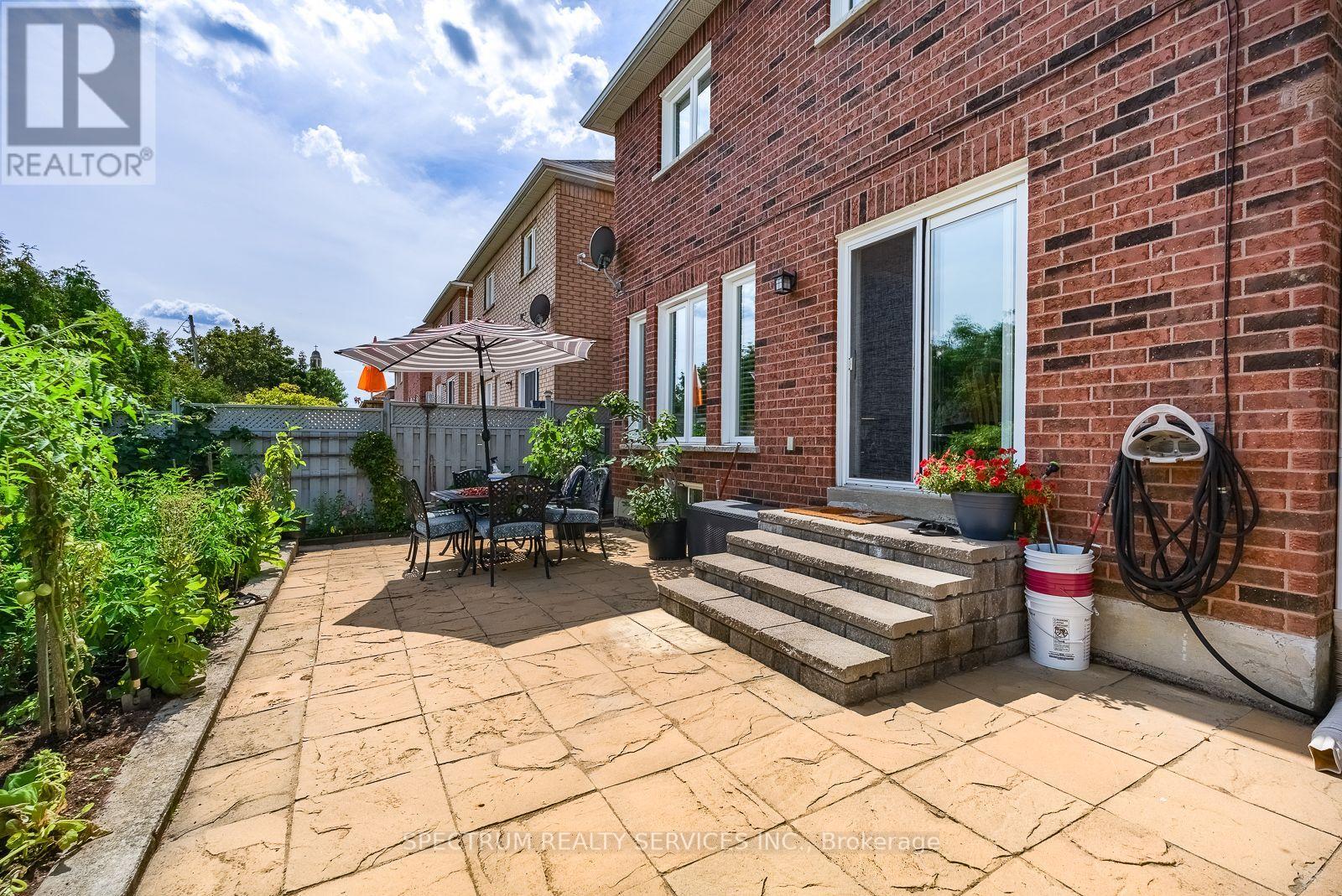 8 Sweet Briar Lane, Brampton, Ontario  L6Z 4V3 - Photo 44 - W13695080