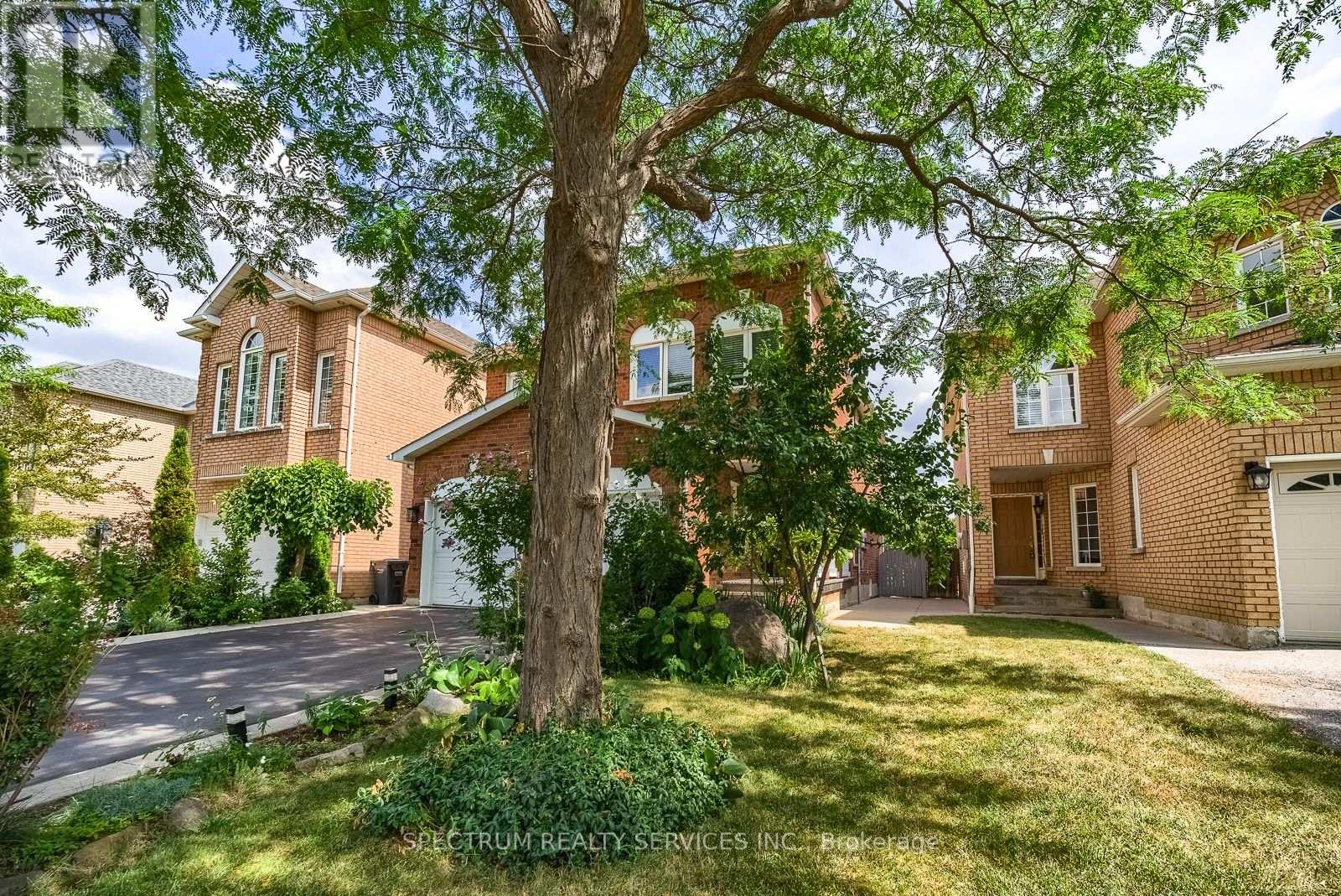8 Sweet Briar Lane, Brampton, Ontario  L6Z 4V3 - Photo 5 - W13695080