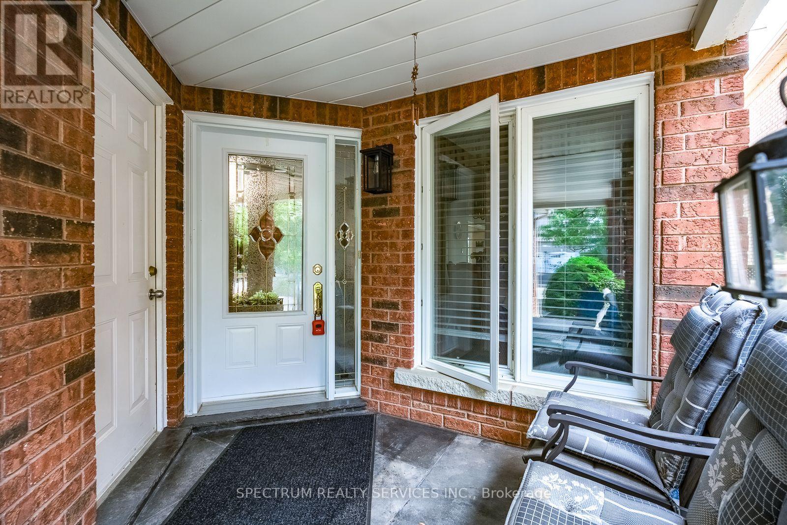 8 Sweet Briar Lane, Brampton, Ontario  L6Z 4V3 - Photo 7 - W13695080