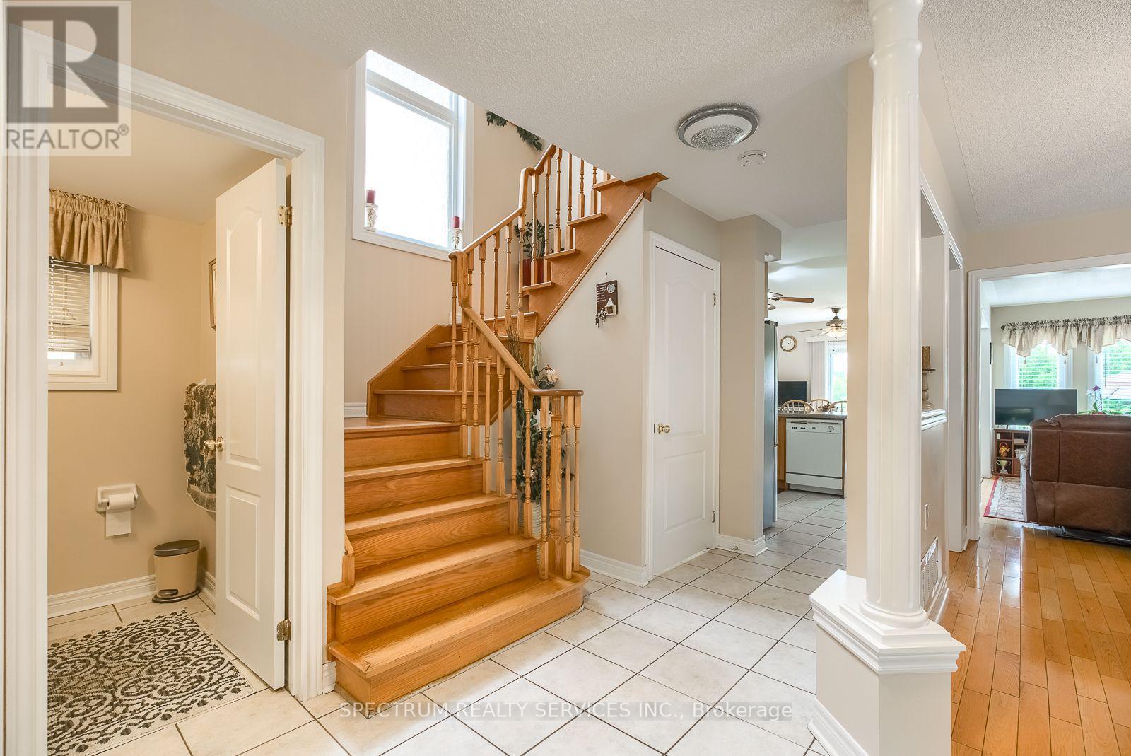 8 Sweet Briar Lane, Brampton, Ontario  L6Z 4V3 - Photo 9 - W13695080