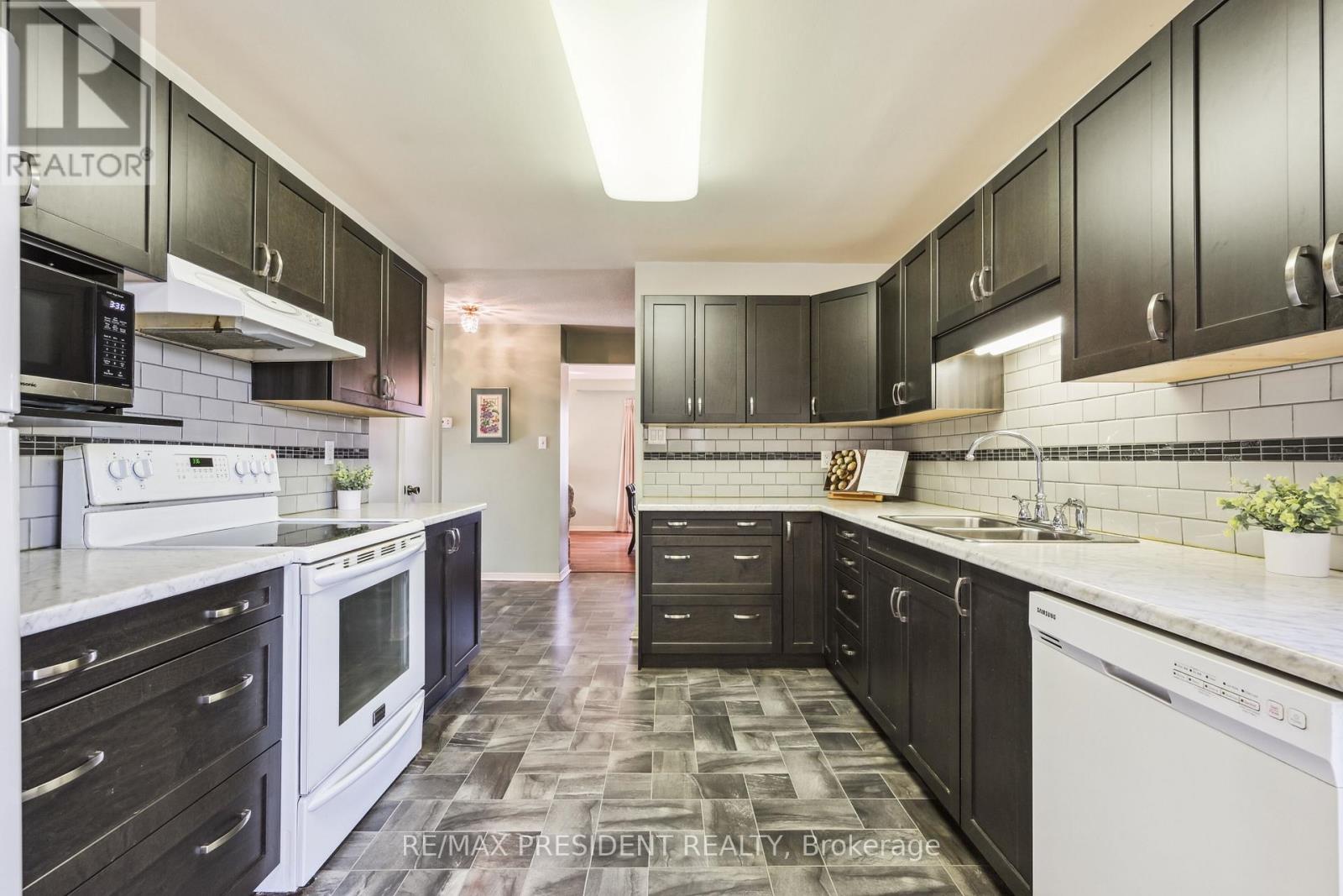 384 Centre Street N, Brampton, Ontario  L6V 3L6 - Photo 11 - W13695120