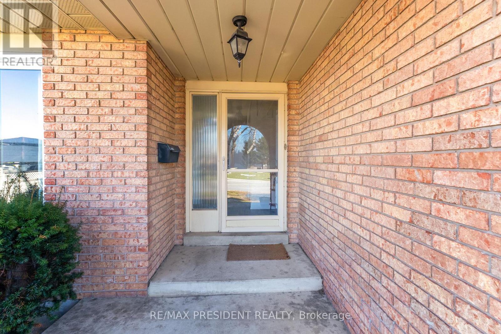 384 Centre Street N, Brampton, Ontario  L6V 3L6 - Photo 4 - W13695120
