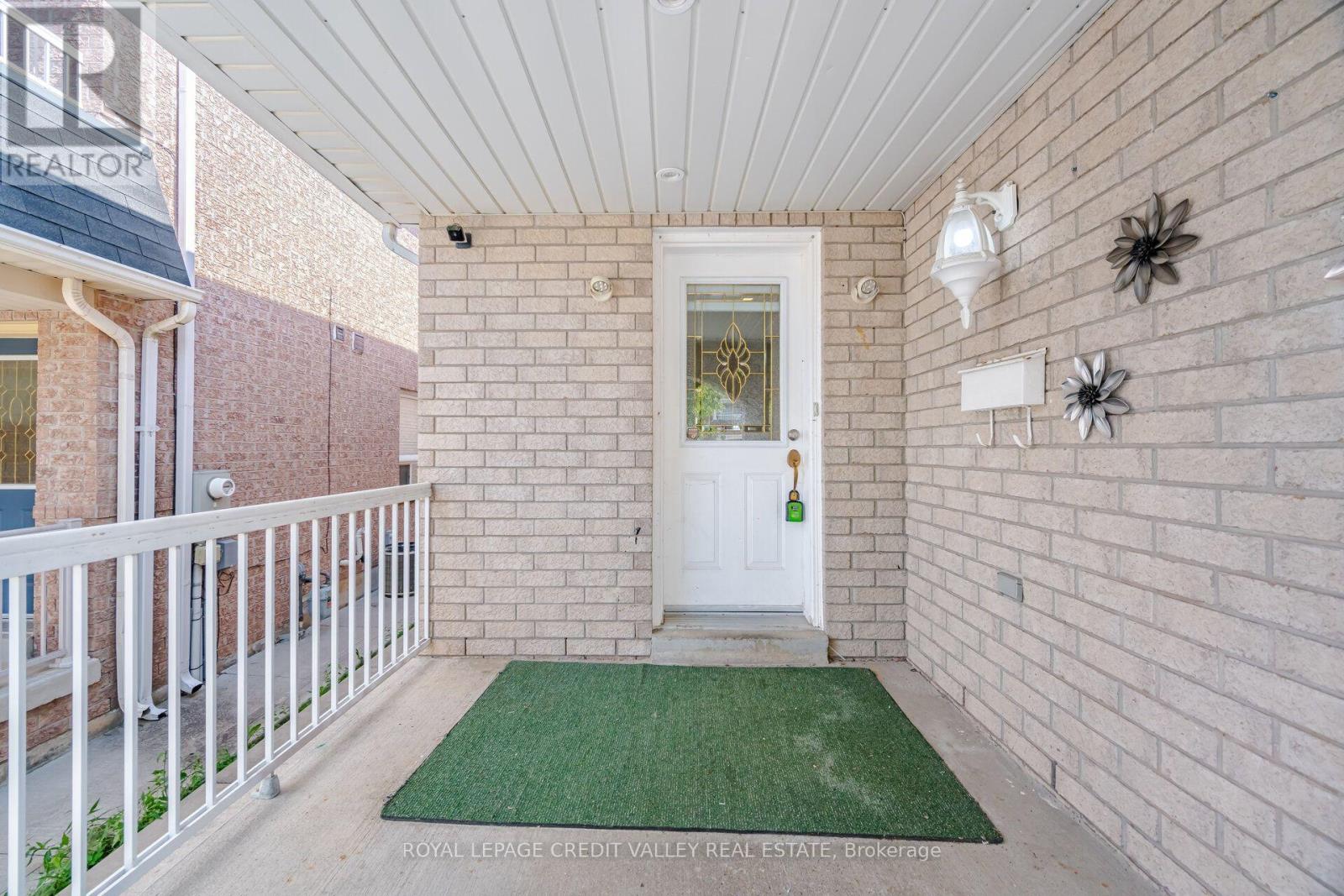 31 Capistro Street, Brampton, Ontario  L7A 3H6 - Photo 5 - W13695150