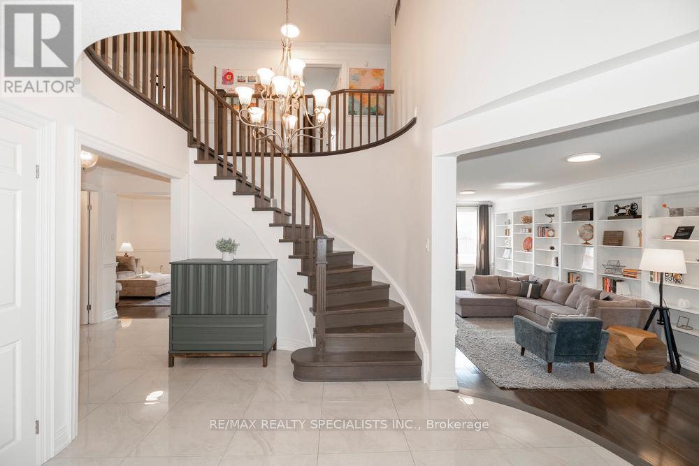 77 Leander Street, Brampton, Ontario  L6S 3N5 - Photo 3 - W13695258
