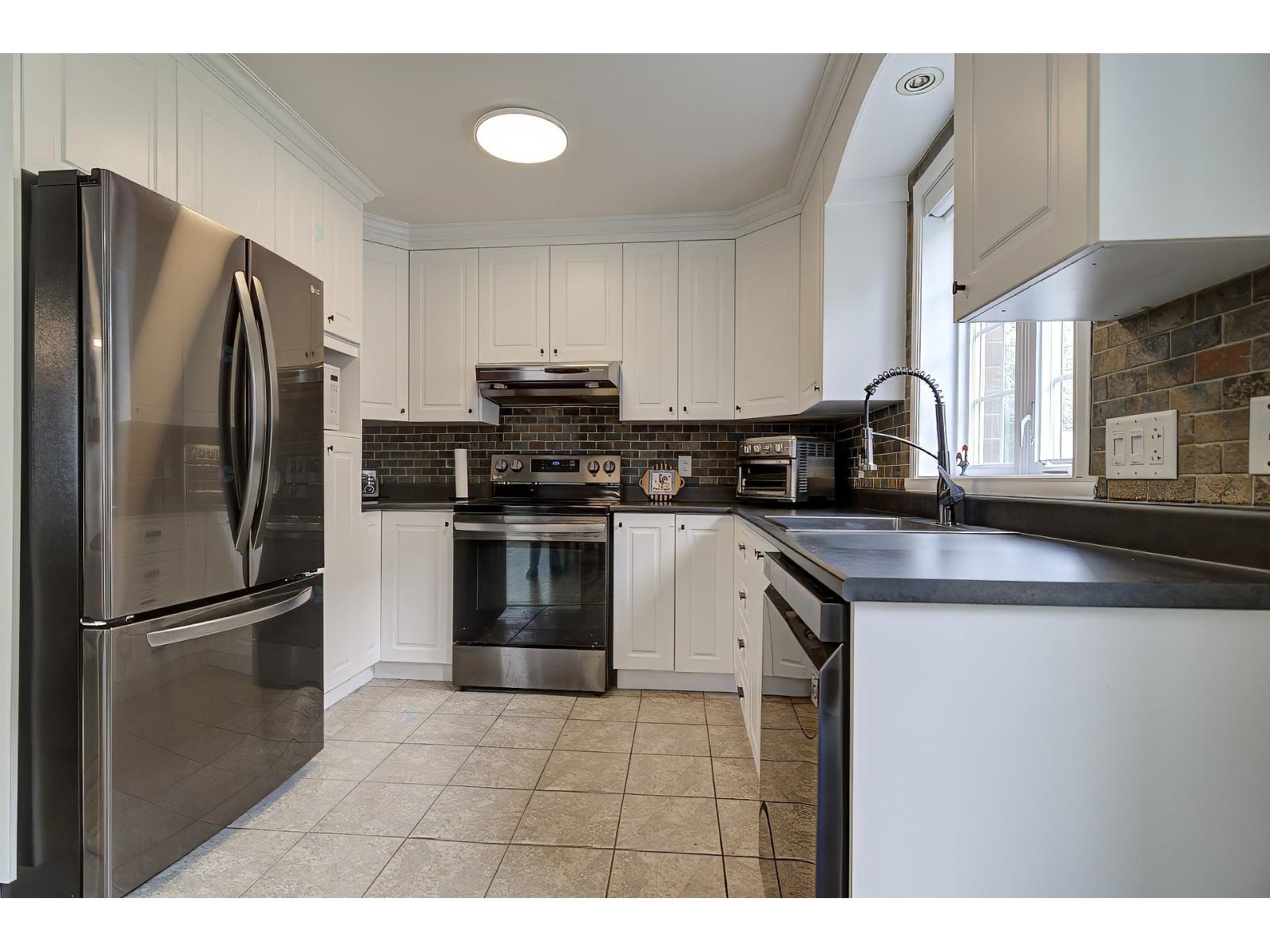 2652 Rue Schulz Saint-Jérôme Quebec Canada J7Y0C9 4