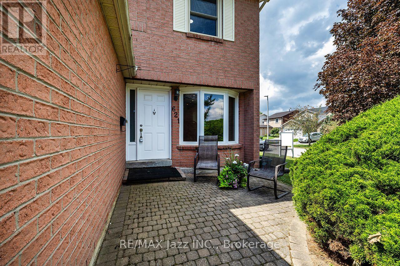 621 Flavelle Court, Pickering, Ontario  L1V 3W6 - Photo 2 - E13695382