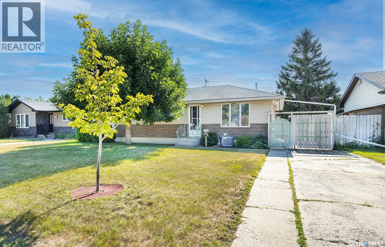 1706 Ruth Street E, Saskatoon, Saskatchewan  S7J 0L9 - Photo 2 - SK045976