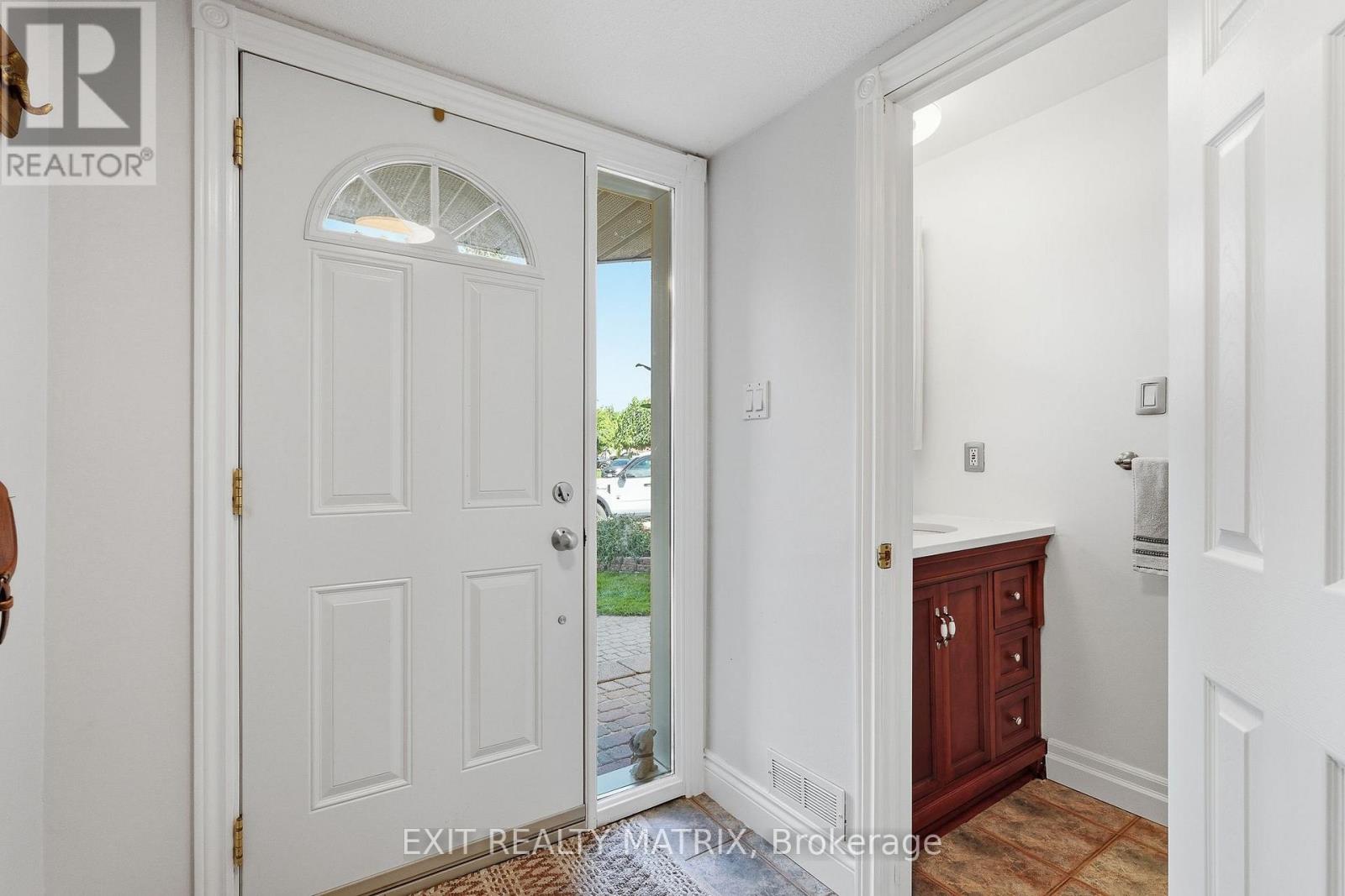 270 Fernleaf Crescent, Ottawa, Ontario  K1E 2Z4 - Photo 3 - X13695498