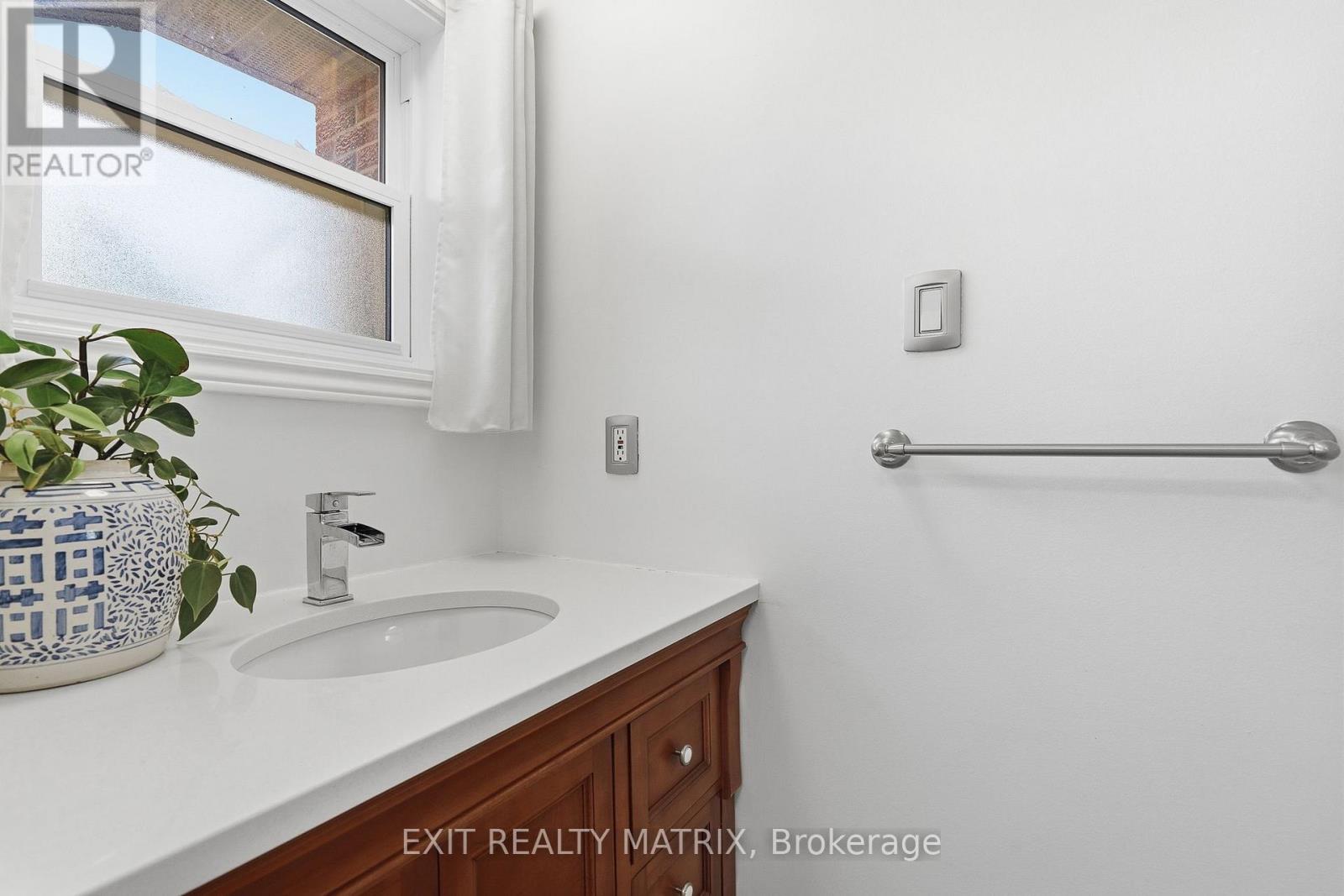 270 Fernleaf Crescent, Ottawa, Ontario  K1E 2Z4 - Photo 4 - X13695498