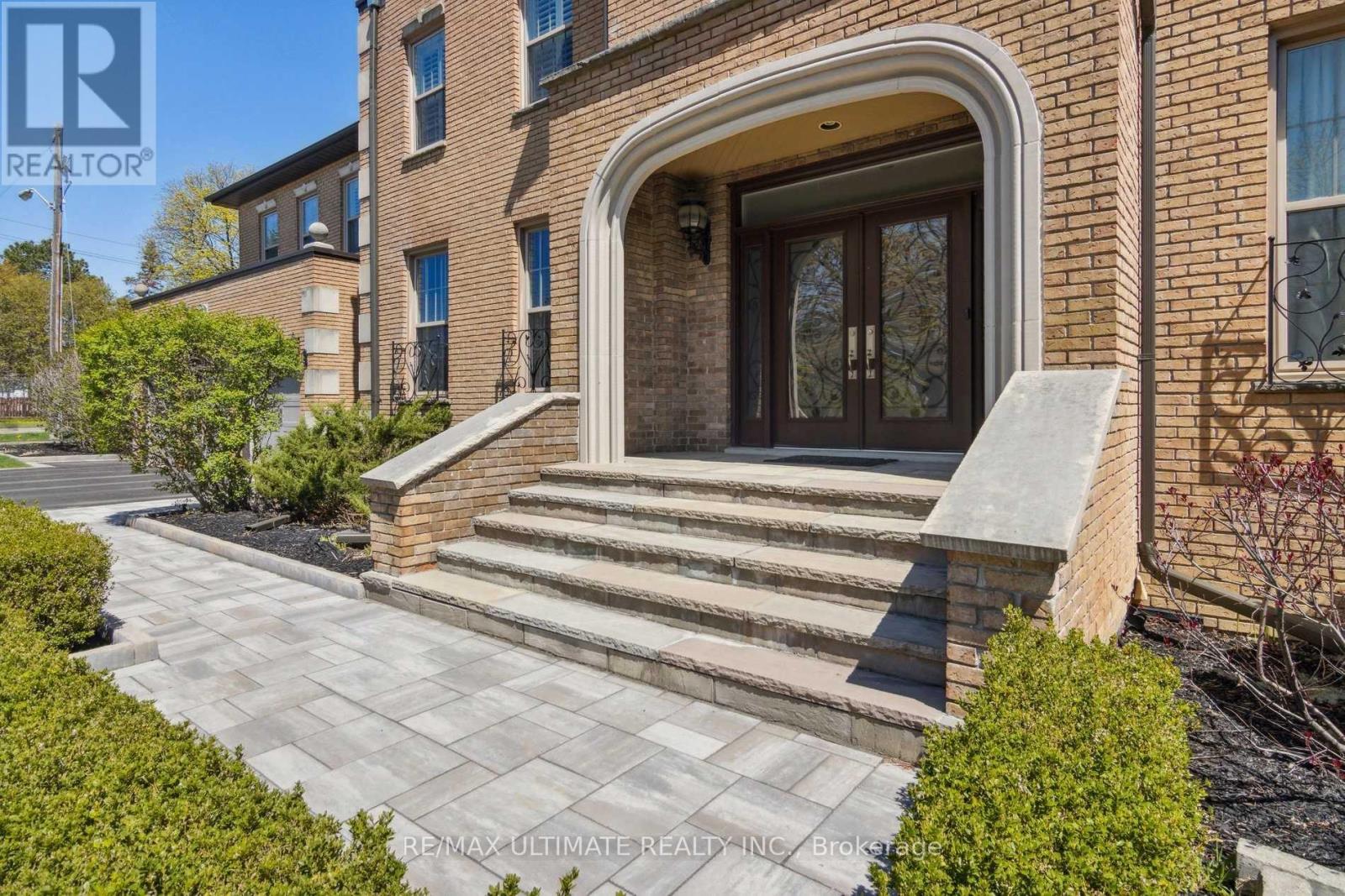 1 Versailles Court, Toronto, Ontario  M3B 2A8 - Photo 4 - C13695468