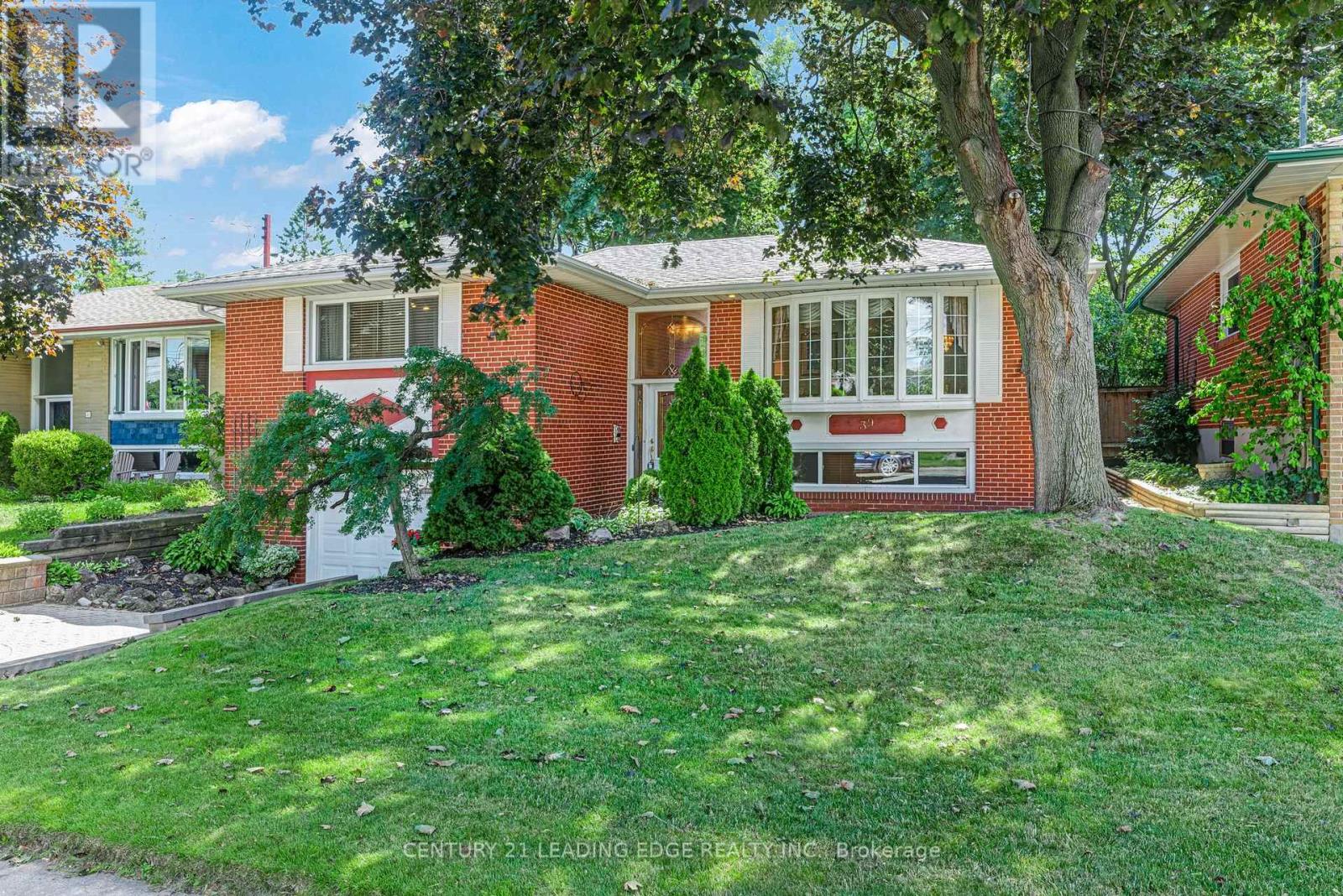 39 WANTANOPA CRESCENT, Toronto, Ontario