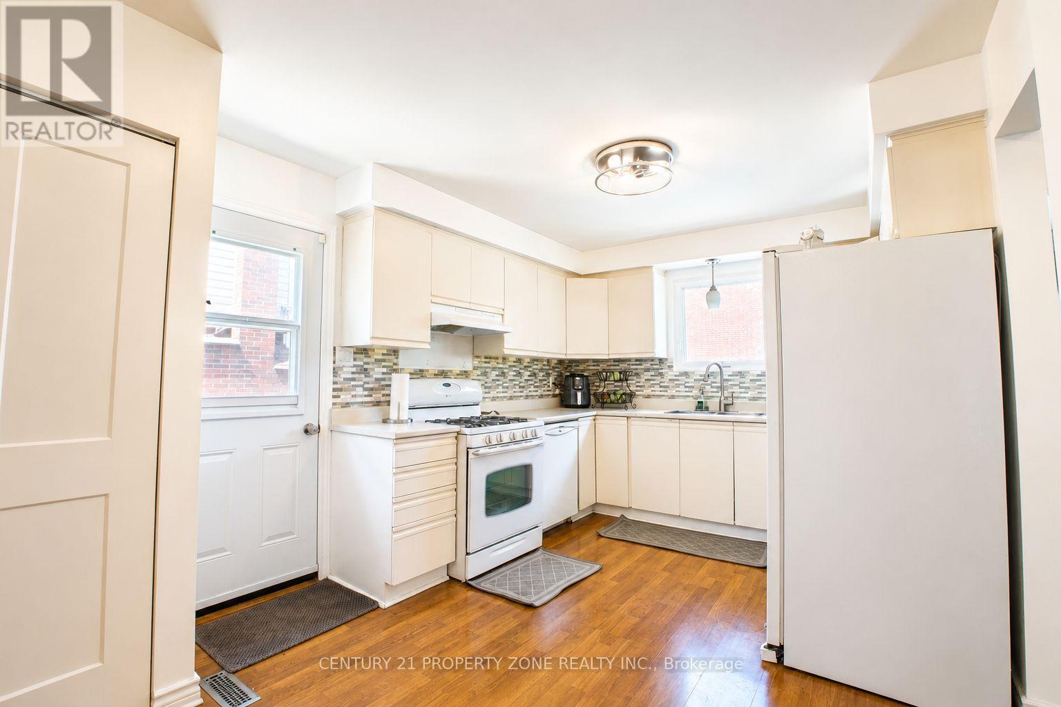 27 Madrid Crescent N, Brampton, Ontario  L6S 2X5 - Photo 10 - W13695444