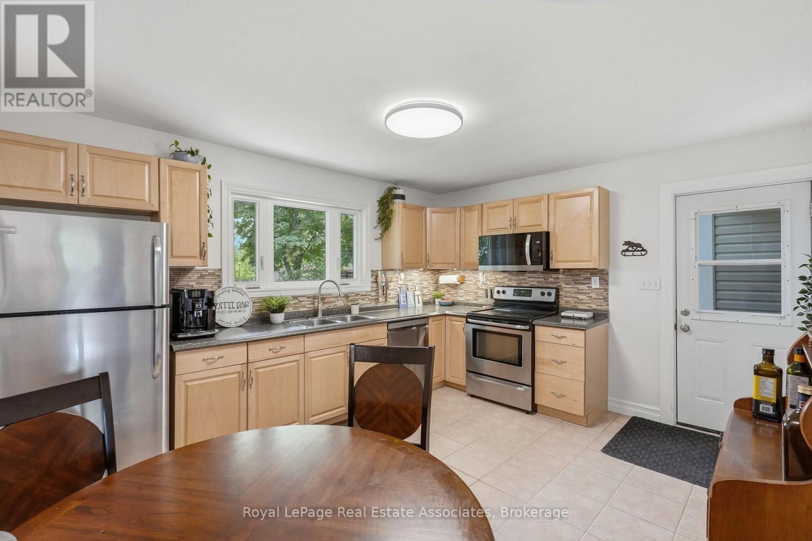 28 Kelson Avenue S, Grimsby, Ontario  L3M 4C3 - Photo 12 - X13695002