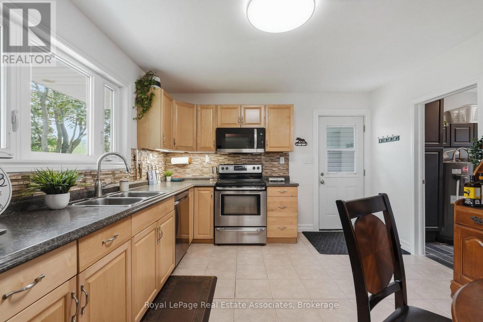 28 Kelson Avenue S, Grimsby, Ontario  L3M 4C3 - Photo 9 - X13695002