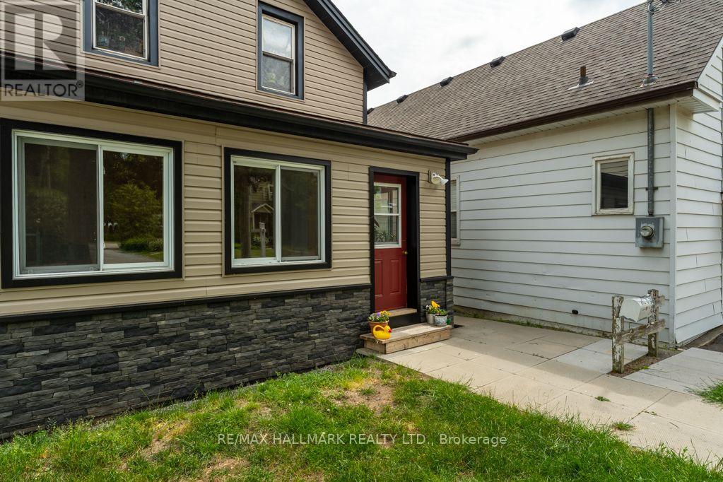 15 Adelaide Street, Grimsby, Ontario  L3M 1X2 - Photo 4 - X13695424