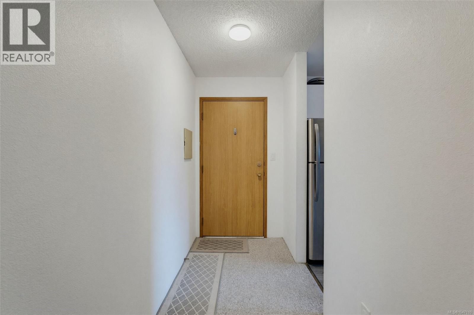 421 3255 Glasgow Ave, Saanich, British Columbia  V8X 4S4 - Photo 2 - 1047110