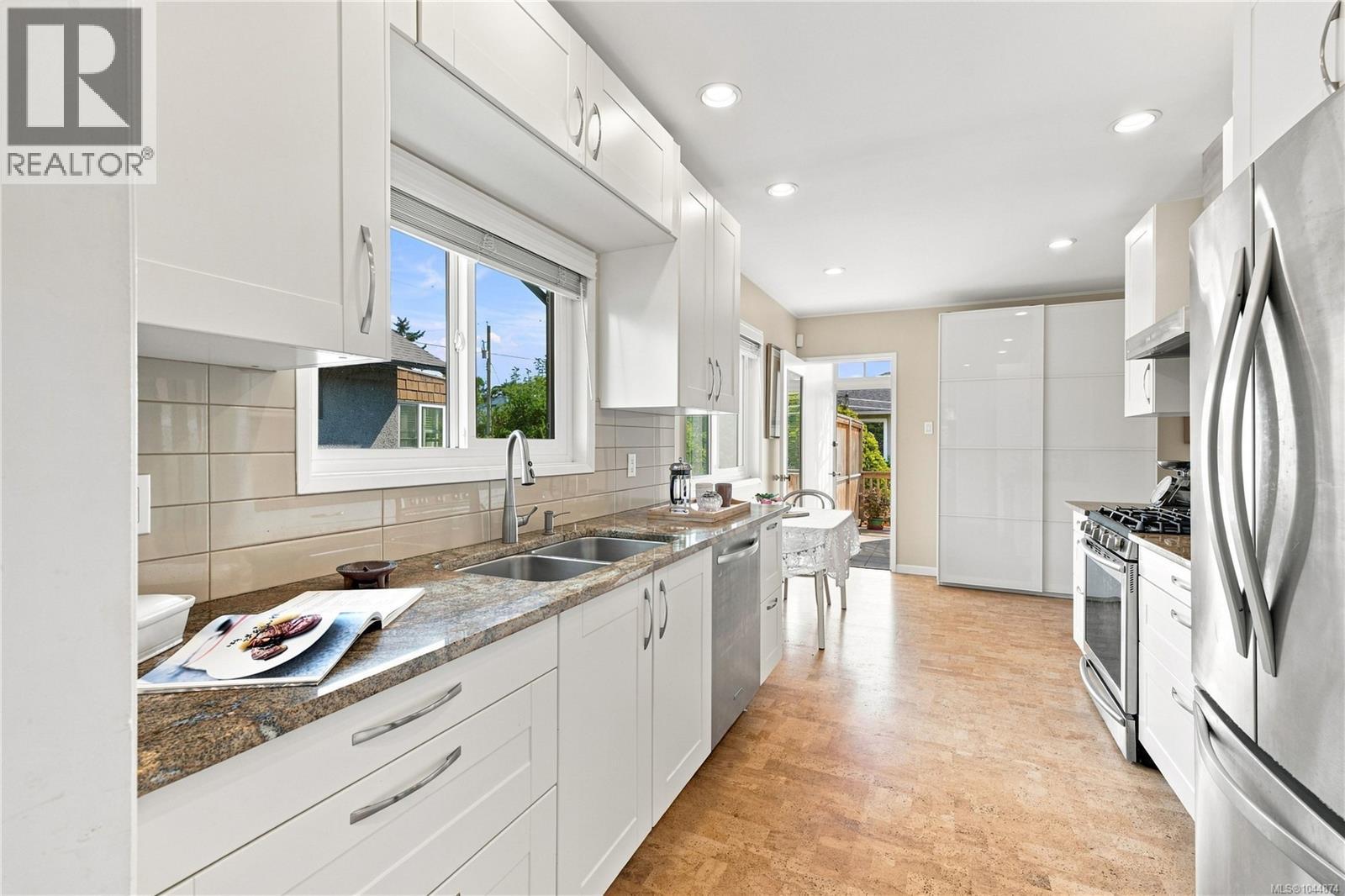 2449 Oregon Ave, Victoria, British Columbia  V8R 3V8 - Photo 3 - 1044874