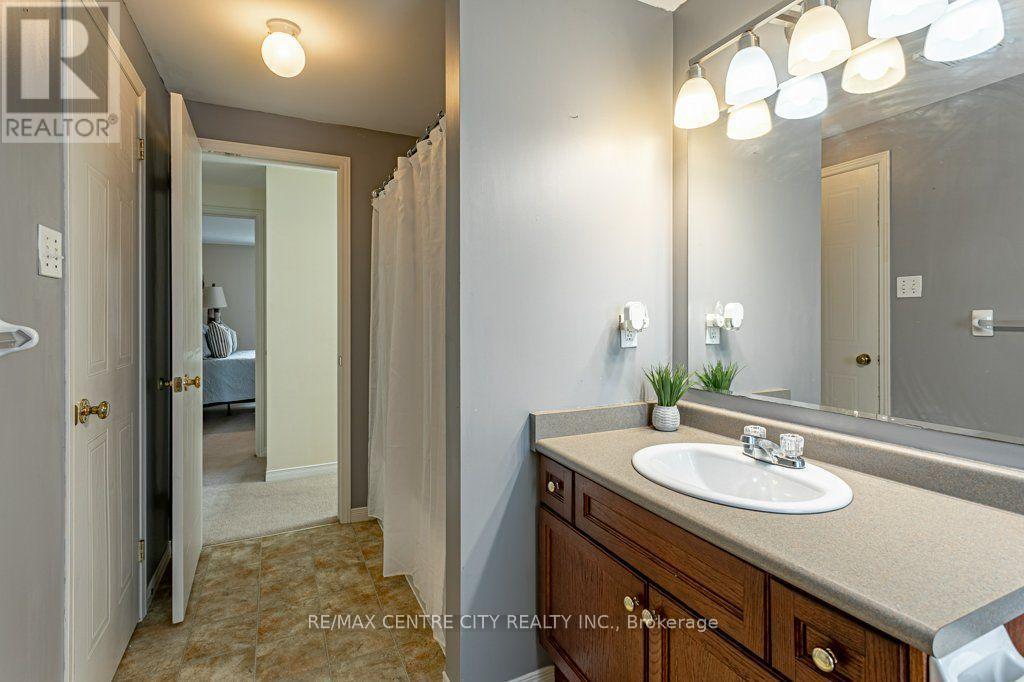 320 Rossmore Court, London South, Ontario  N6C 6B9 - Photo 25 - X13695578