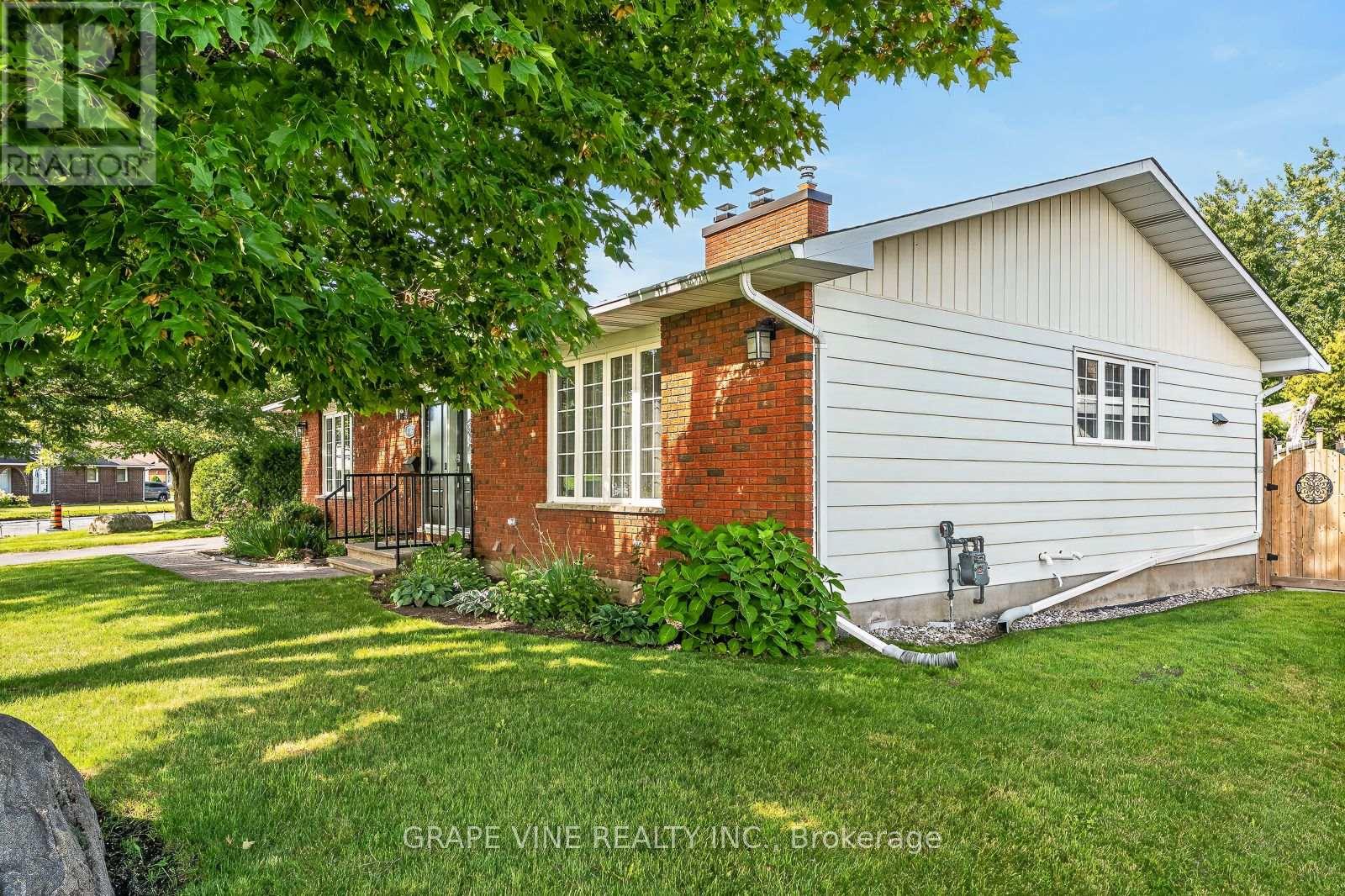 1486 Ridgebrook Drive, Ottawa, Ontario  K1B 4H1 - Photo 3 - X13695728
