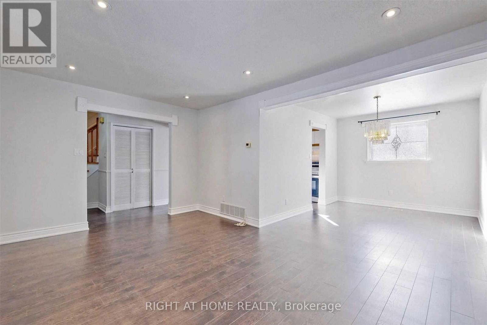 54 Penwick Crescent, Richmond Hill, Ontario  L4C 5B4 - Photo 7 - N13695560