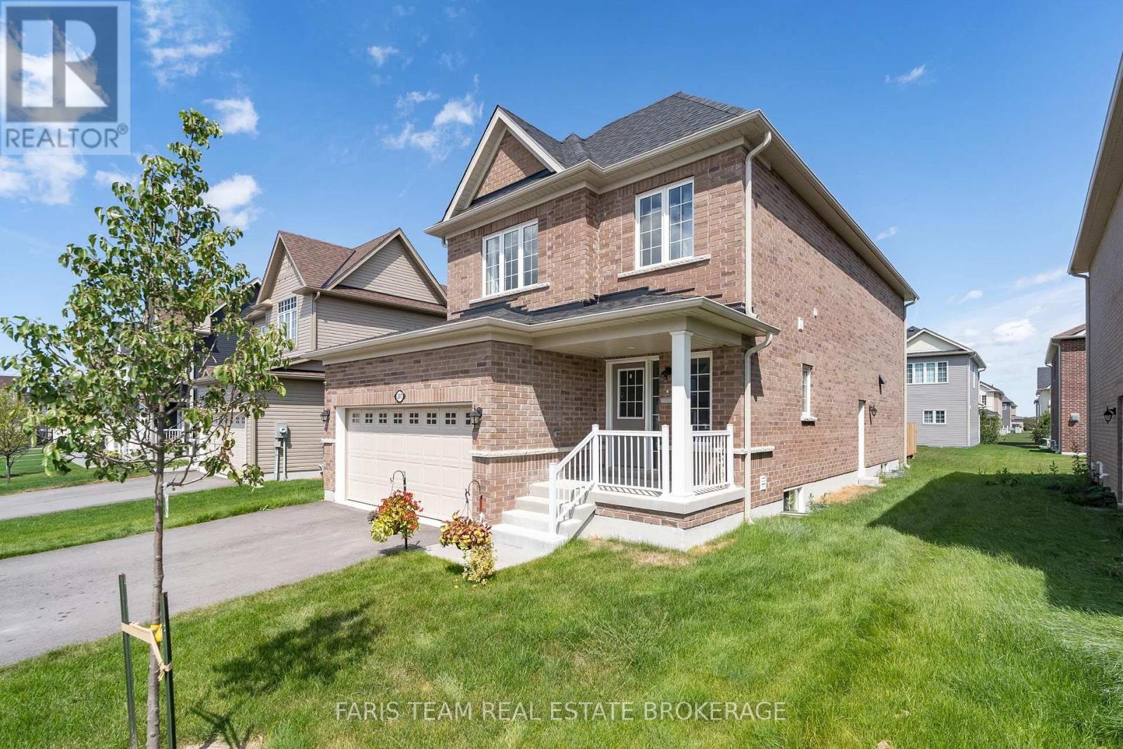 207 Cubitt Street, Clearview, Ontario  L0M 1S0 - Photo 2 - S13695654