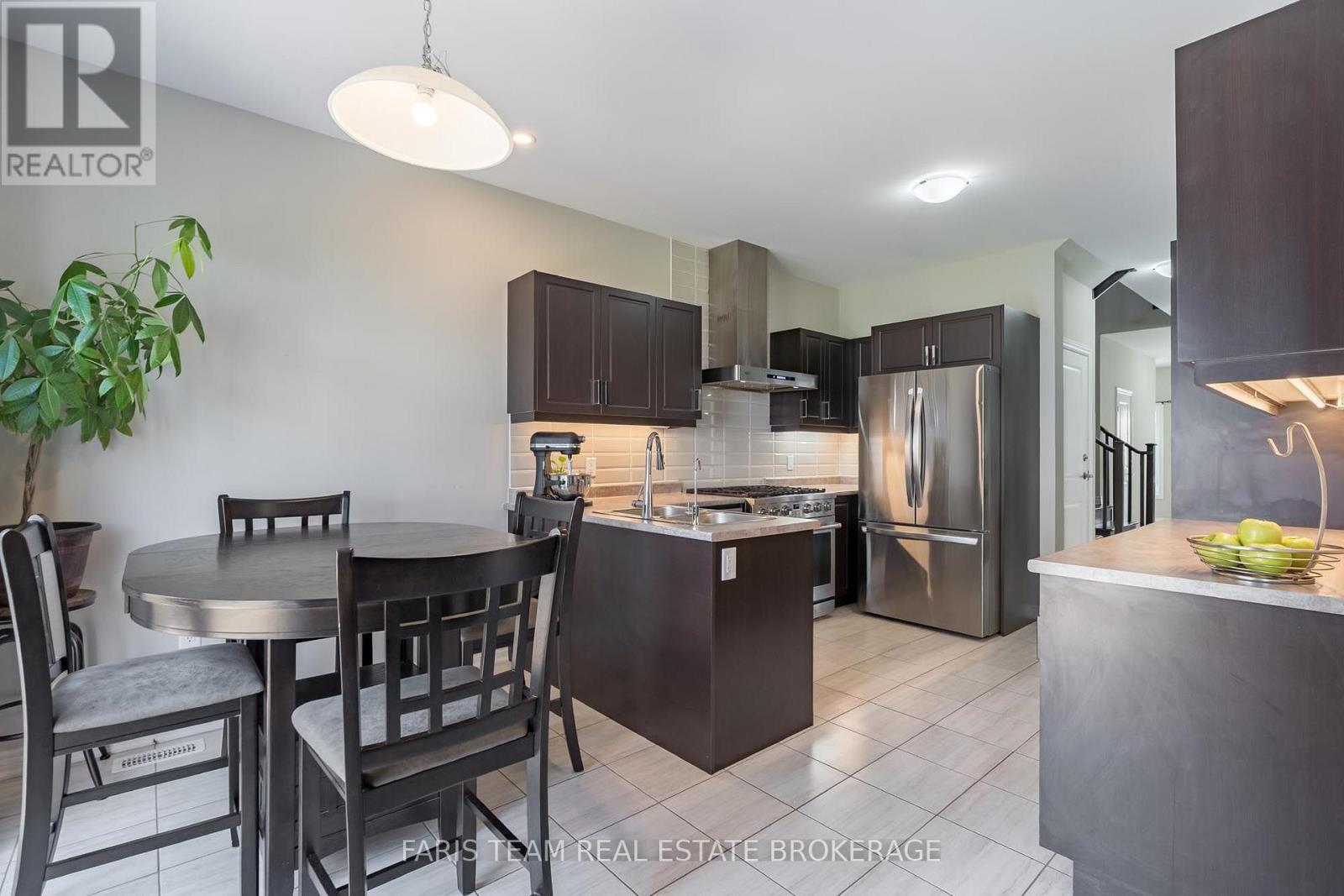 207 Cubitt Street, Clearview, Ontario  L0M 1S0 - Photo 4 - S13695654