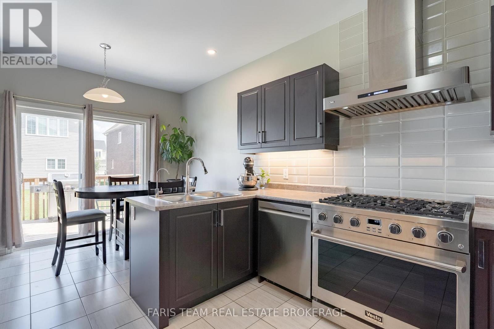 207 Cubitt Street, Clearview, Ontario  L0M 1S0 - Photo 7 - S13695654